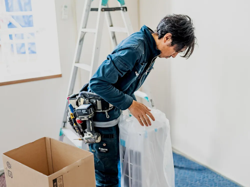 室内でのエアコン取り付け工事の様子