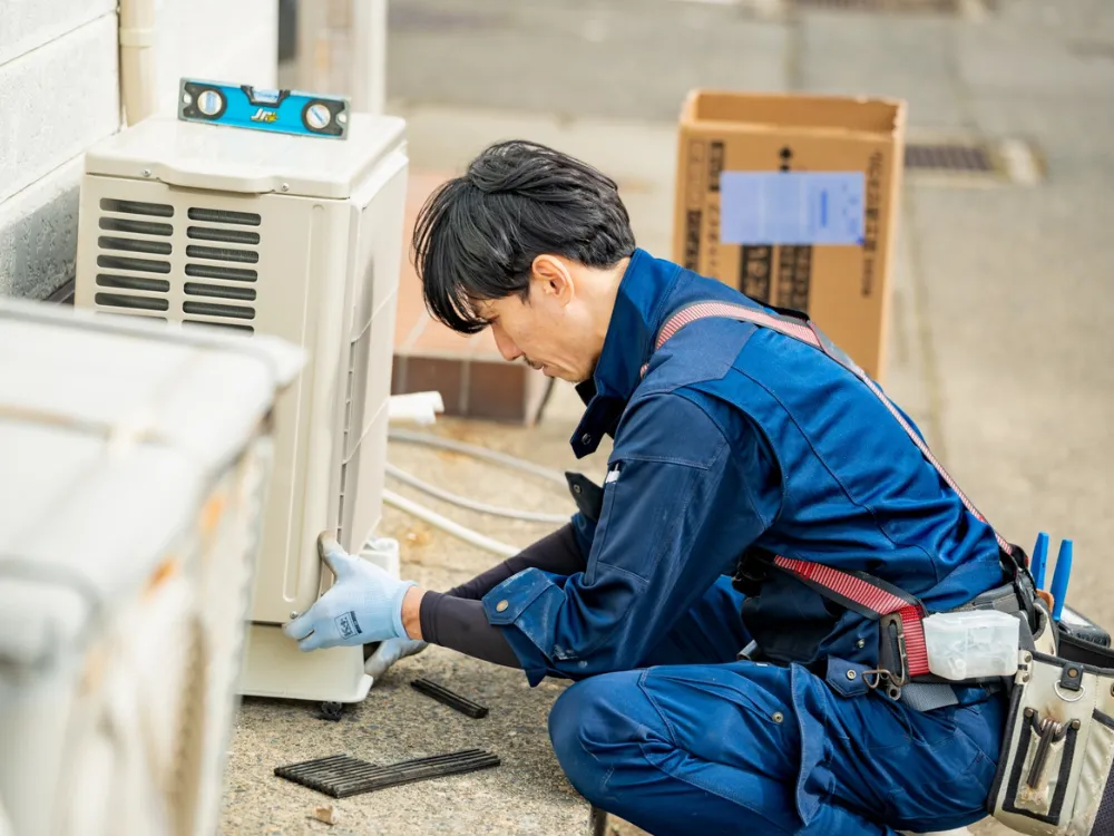 家庭用エアコンの配管工事の様子